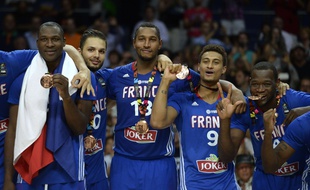 Edwin Jackson (9) arbore fièrement sa médaille de bronze conquise avec Florent Pietrus, Evan Fournier, Boris Diaw et Charles Kahudi.