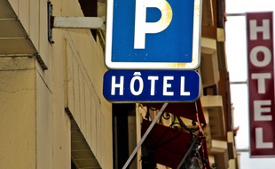 La scène s'est déroulée en plein jour devant un hôtel de Cannes. (Photo illustration)