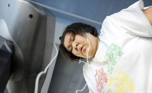 A seulement 15 ans, Zhu Lindai affichait 152 kilos sur la balance. Un poids qu'elle a fait chuter à 103 kilos après s'être inscrite au club GYD de Pékin, un centre sportif où les jeunes obèses alternent exercices physiques et repas équilibrés.