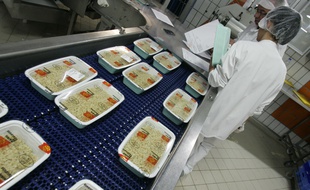 Illustration. La Cuisine centrale des cantines scolaires prpare les repas des coles Toulousaines. 6/09/2010