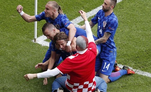 Un supporter croate est descendu sur la pelouse pour célébrer le but de Modric lors de Croatie-Turquie, le 12 juin au Parc des Princes.