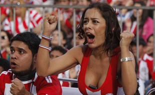 "Le ballon est bien au fond mais où est passé mon portable?". Les Paraguayens lors de du match de leur sélection contre l'Italie, le 14 juin 2010.