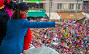 Les ministres Ségolène Royal et Patrick Kanner (caché) ont lancé les harengs sur les carnavaleux du haut du beffroi de l'hôtel de ville.