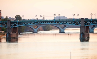 La noyade a eu lieu près du Pont Saint-Pierre, à Toulouse.