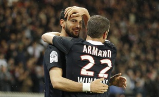 Les joueurs du PSG, Javier Pastore (à g.) et Sylvain Armand lors de la victoire parisienne contre Saint-Etienne, le 2 ai 2012 au Parc des Princes.