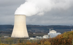 Centrale nucleaire de Golfech au bord de la Garonne, aux frontieres du Gers et a 100 km de Toulouse
