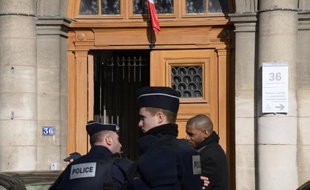 Des policiers à l'entrée du siège de la police judiciaire 36 quai des Orfevres le 4 février 2015 à Paris