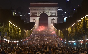 Les Champs envahis de gens.