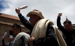 Les paysans colombiens, en conflit depuis la mi-août, ont accepté dimanche de mettre fin aux blocages routiers organisés dans plusieurs régions, à l'issue d'une réunion avec le gouvernement qui a promis une table ronde sur l'agriculture.