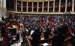 Les députés ont approuvé mercredi une proposition de loi UMP-NC visant à rendre le lundi de Pentecôte à nouveau férié, tout en confirmant le principe d'une Journée de solidarité assouplie en faveur des personnes âgées et des handicapés.