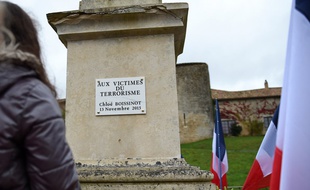 Au monument aux morts du village, une plaque pour Chloé, «victime du terrorisme».