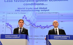Le commissaire Pierre Moscovici (d) et le vice-président de la Commission européenne Jyrki Katainen lors de la conférence de presse sur les prévisions économiques de la Commission, le 4 novembre 2014 à Bruxelles