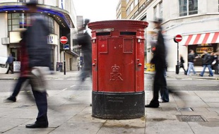 Une boîte aux lettres du groupe postal britannique Royal Mail à Londres, le 21 octobre 2009