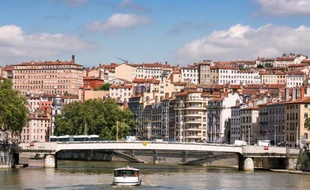 Plusieurs centaines de demandeurs d'asile en majorité albanais, qui vivaient sous un pont d'autoroute de Lyon dans un campement insalubre où la justice s'était déplacée, fait rarissime, ont été évacués lundi pour être relogés dans la région.