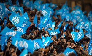Des drapeaux à l'effigie de l'OM à Marseille le 29 novembre 2015.