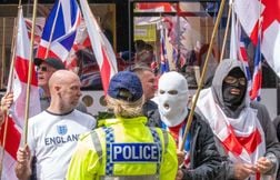 Violences lors de manifestations antimigrants à Londres et Manchester