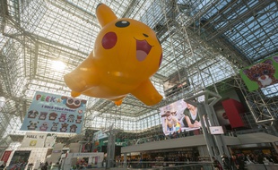 Un ballon Pokémon flotte dans le hall abritant la 113e foire du jouet nord-américaine à New York, le 14 février 2016.