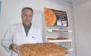 Patron de l'entreprise artisanale Délices d'Aliénor-Croustad'Oc, Xavier Mazet présente son pastis gascon.