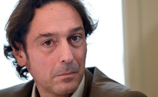 Le député écologiste du Gard Christophe Cavard va présider la commission d'enquête parlementaire sur les services de renseignement qui remettra son rapport début juin, a-t-il indiqué jeudi dans un communiqué.