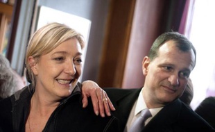 Le vice-président du Front national, Louis Aliot, a lancé lundi un appel aux électeurs de Nicolas Sarkozy, battu dimanche par François Hollande à la présidentielle, à rejoindre son parti pour les législatives, estimant que l'UMP était le "parti de l'échec".