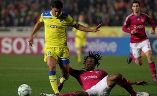 Le défenseur de Lyon Bakary Koné tacle l'attaquant de l'Apoel Nicosie, Ailton, le 7 mars 2012 à Nicosie