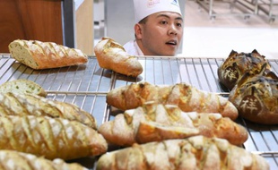 Un membre de l'équipe chinoise participe à la Coupe du monde de boulangerie d'Europain, à Villepinte, près de Paris, le 7 février 2016