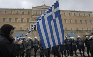 Un manifestant sur la place Syntagma d'Athènes, devant le parlement, le 7 février 2012, jour d'une grève générale en Grèce.