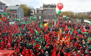Des milliers de personnes --10.000 selon les syndicats, "beaucoup moins" selon la police-- ont manifesté mercredi matin pour s'opposer à la fermeture de deux hauts-fourneaux d'ArcelorMittal dans le bassin sidérurgique de Liège, dans le sud-est de la Belgique.