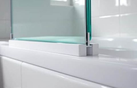 Fini le perçage et le silicone : cette technique simple pour fixer un pare-baignoire sans outils ni dégâts