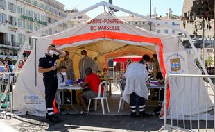 Les marins-pompiers procèdent à un dépistage du coronavirus sur le Vieux-Port de Marseille