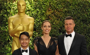 Maddox Jolie-Pitt, avec ses parents Angelina Jolie et Brad Pitt, le 16 novembre 2013, à Los Angeles.