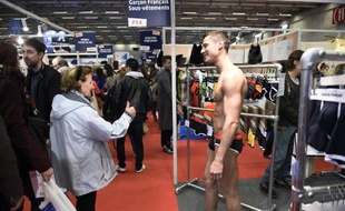 Un mannequin présente un modèle de sous-vêtements fabriqués en France au salon du MIF le 16 novembre 2014 à Paris