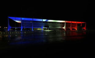 Le palais Planalto illuminé aux couleurs du drapeau français à Brasilia le 14 novembre 2015