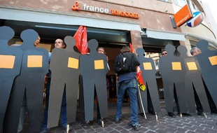 Strasbourg, le 7 octobre 2009. Des anciens salariés de France Télécom manifestent après la vague de suicides qui a frappé l'entreprise.