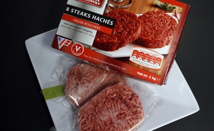 La viande de la marque Steak Country fabriquée par la société SEB et distribuée par le discounter Lidl.