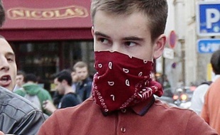 Cinq personnes étaient déférées vendredi soir au parquet de Paris dans le cadre de l'enquête sur la mort du jeune militant d'extrême gauche Clément Méric, qui a fait descendre des milliers de personnes dans la rue.