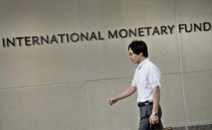 Un homme passe devant le siège du FMI le 30 juin 2015 à Washington