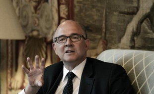 L'ancien ministre des Finances français, proposé comme commissaire européen par François Hollande, Pierre Moscovici, lors d'un point de presse à l'ambassade France à Athènes le 27 août 2014 après un entretien avec le gouvernement grec
