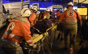 Des bénévoles de la Croix Rouge aident à l'évacuation des blessés après l'attentat du Bataclan, le 13 novembre 2015.