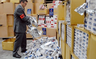 Un douanier présente une saisi record de cigarettes de contrebande, le 31 octobre 2007 au Havre.