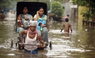 Dans les rues inondées de Kolkata, Inde, le 13 juin 2007.