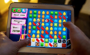 Un utilisateur de tablette joue à Candy Crush