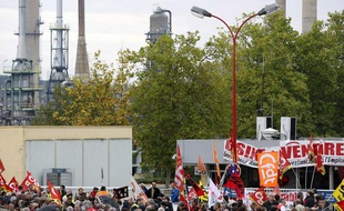 Des manifestants devant l'usine Petroplus de Petit-Couronne le 18 octobre 2012.