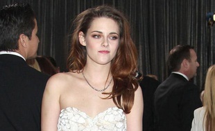 Kristen Stewart sur le tapis rouge des Oscars, le 24 février 2013.