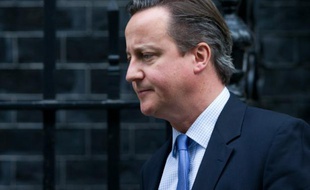 Le Premier ministre britannique David Cameron quitte le 10 Downing Street à Londres le 2 décembre 2015