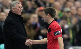 Alex Ferguson, l'entraineur de Manchester City qui sert la main à Michael Owen durant le matchde Cup contre Aston Villa, le 23 février 2010