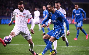 Lucas Tousart de l'OL s'oppose à Cristiano Ronaldo de la Juventus, lors des 8e de finale de la LDC 2020