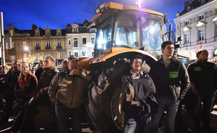 Des agriculteurs manifestent devant la préfecture du Mans, le 11 mai 2017.
