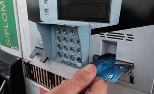 Un automobiliste paie son plein d'essence avec une carte bleue (image d'illustration).