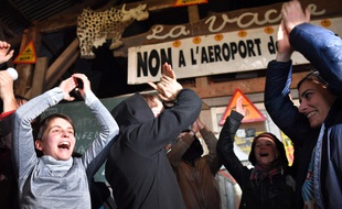 Les zadistes célèbrent l'abandon du projet / AFP PHOTO / LOIC VENANCE